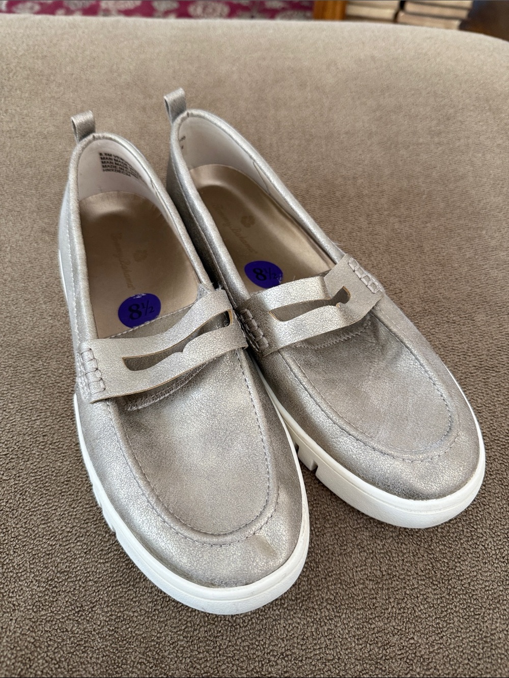Tommy Bahama "Venus" Antique Gold Women's Loafer Size 8.5M (TD)
